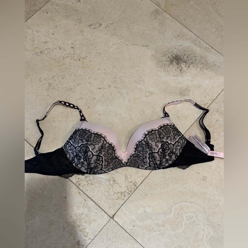 NWOT Women's Pink and Black Lace Bra 32DD